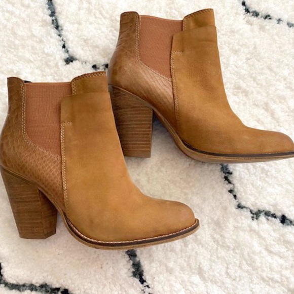 Shoes - Tan Ankle Boots Size 7.5
